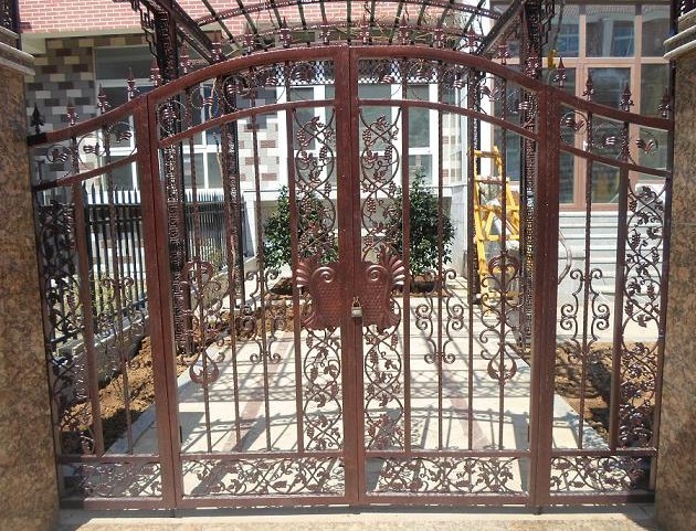 铁艺大门的镂p如何制作